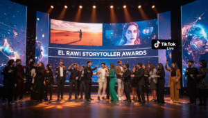 Jovens criadores de conteúdo celebrando em cerimônia de premiação com telas digitais e logo do TikTok Live